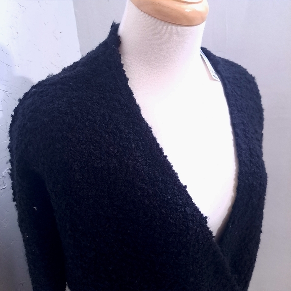 Cloth | Women's Black crossed scoop v neck knit Sweater - Picture 2 of 9